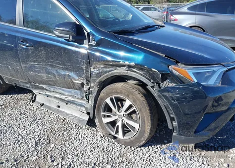 2018 Toyota Rav4 Adventure/Xle z USA, uszkodzony, nr VIN JTMRFREV7JJ734886